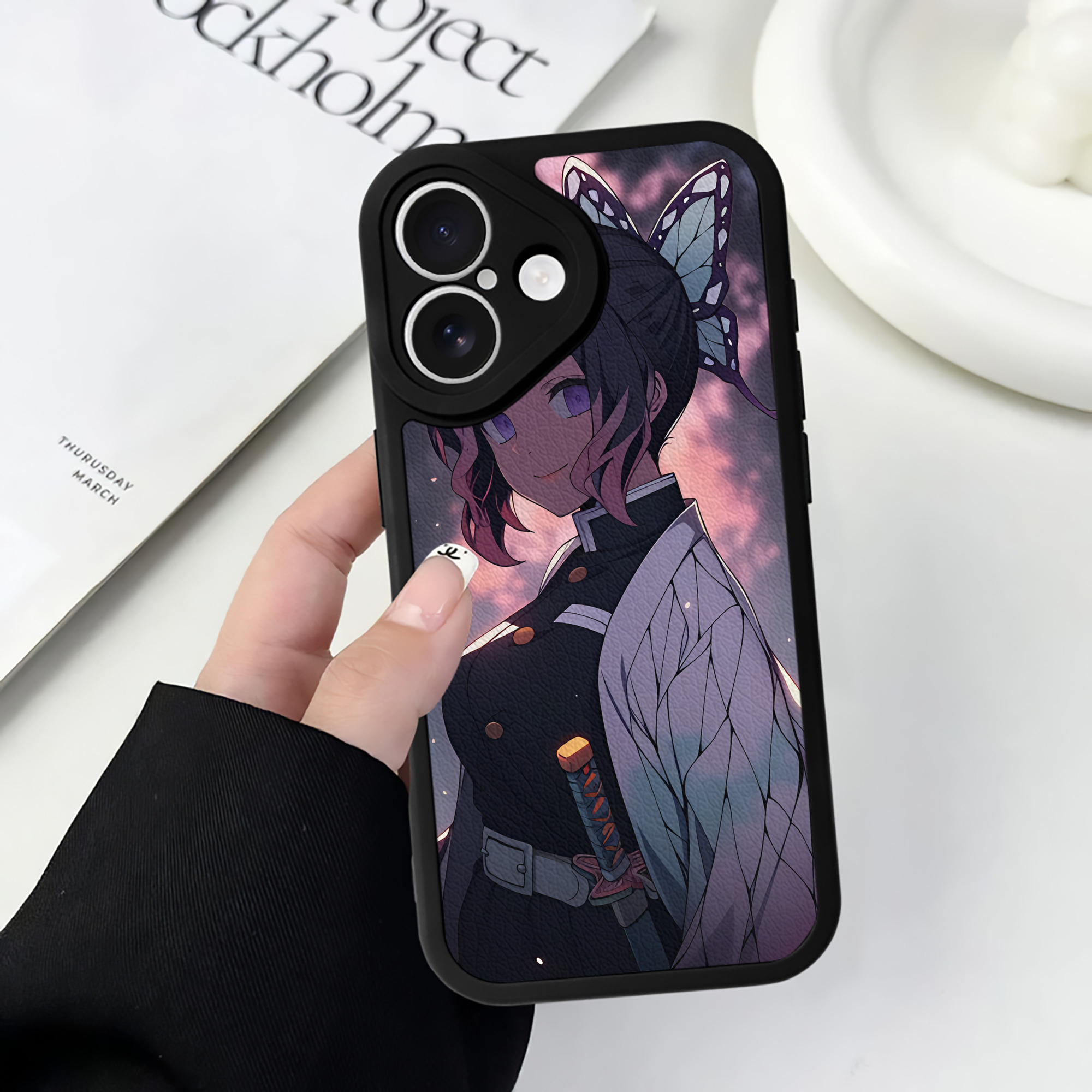 （画像用） 鬼滅の刃（きめつのやいば）蟲柱-胡蝶 しのぶ／こちょう しのぶ Kochou Shinobu 【iPhone 16シリーズ対応】シリコンスマホケース（レザー調） 材質：シリコン